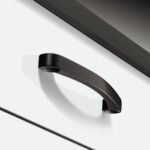 Furniture handle for straight-edged